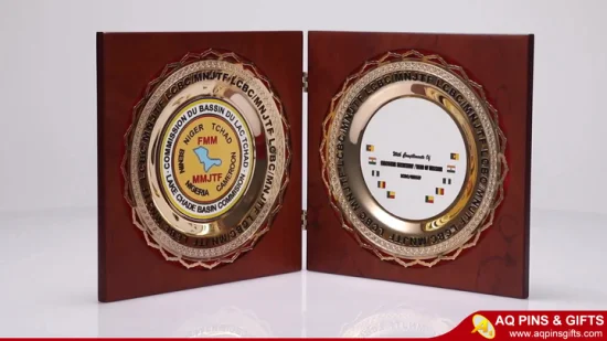 Индивидуальный логотип, напечатанный на подносе для медалей, металлическая пластина с медалями для сувенирной деревянной доски Windy Gity Open.